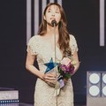 Didapuk sebagai MC, Park Gyuri pun turut membawa pulang trofi Hallyu Star Award.
