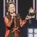 Meraih penghargaan Lifetime Achievement Award, Jung Young Sook terlihat sangat bahagia.