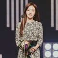 Anggunnya senyum Song Ha Yoon saat berhasil meraih piala Excellence Actresses.