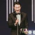 Heo Joon Ho terlihat tertawa bahagia saat memenangkan trofi KDA Award.