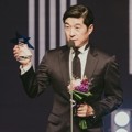 Terakhir ada sosok, Kim Sang Joong yang berhasil memboyong piala Actor of the Year (Daesang).