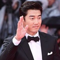 Yoon Kye Sang Menawan di Red Carpet BIFF 2017