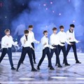 Wanna One memanaskan panggung BOF 2017 dengan menyanyikan lagu 'Pick Me'.