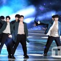 Setelahnya, NU'EST W super keren menghibur penonton dengan lagu baru 'Where You At'.