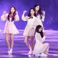 G-Friend juga menyanyikan lagu baru berjudul 'Love Whisper' saat tampil di Busan One Festival 2017.