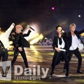 Tak kalah memukau dari para junior, Sechs Kies juga tampil sekaligus rayakan 20th debut di Busan One Festival 2017.