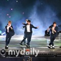 Giliran B.A.P yang super keren di Busan One Festival 2017.