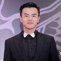 Ikut hadir, Dion Wiyoko tampil mempesona di karpet merah Panasonic Gobel Awards 2017.