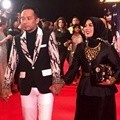 Mewakili acara 'Baper' miliknya, Denny Cagur hadir ditemani sang istri.