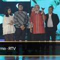 Ini adalah momen dimana 'Angling Darma' dinobatkan sebagai pemenang kategori Theme Song Drama Seri. Wah selamat ya.