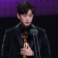Kim Min Suk membawa pulang piala Best Rookie Actor kategori drama lewat perannya di 'Defendant'.