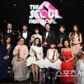 Para pemenang Seoul Awards 2017 melakukan sesi foto bersama di bagian akhir acara.