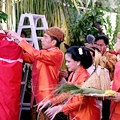 Presiden Jokowi memasang bleketepe. Kahiyang Ayu dan Bobby Nasution diketahui bertunangan sejak Juni 2017.