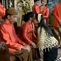 Sebelum menjalani prosesi siraman, Kahiyang Ayu sempat bersungkem kepada kedua orangtuanya.