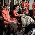 Jokowi dan Iriana tampak larut dalam keharuan saat sang putri sungkem kepada mereka.