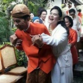 Presiden Jokowi menggendong Kahiyang Ayu di sela acara siraman.
