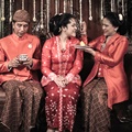 Iriana pun turut serta menyuapi sang putri untuk terakhir kalinya sebagai anak.