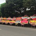 Karangan bunga yang dikirim pun melalui pemeriksaan yang ketat dari pihak keamanan.
