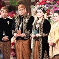 Usai ijab kabul, Kahiyang Ayu dan Bobby langsung menggelar resepsi ditemani Presiden Jokowi serta ibu Iriana.
