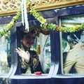 Kahiyang Ayu dan Bobby sempat diarak menggunakan iring-iringan kereta kuda menuju lokasi ijab kabul.