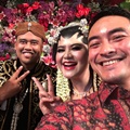 Gubernur Jambi, Zumi Zola yang hadir di resepsi Kahiyang Ayu dan Bobby menyempatkan diri untuk selfie.