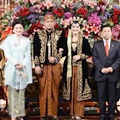 Ada juga ketua DPR RI, Setya Novanto yang hadir dan berpose di pelaminan bersama kedua mempelai.