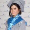 Baby Niken Raih Gelar Sarjana