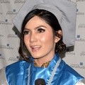 Baby Niken Raih Gelar Sarjana