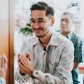Jeje yang datang bersama keluarga besarnya disambut oleh Raffi Ahmad, selaku kakak Syahnaz.