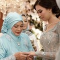 Ibunda Jeje menyematkan cincin di jari manis Syahnaz usai lamaran putranya diterima.