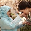 Tak lupa Syahnaz mencium tangan calon ibunda mertua usai pemasangan cincin.