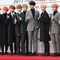 Seventeen di Red Carpet Asia Artist Awards 2017