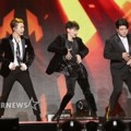 Baru Comeback Setelah 3 Tahun, Super Junior Nyanyikan Lagu 'Black Suit' di Asia Artist Awards 2017