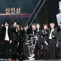 Wanna One Saat Raih Piala Rookie Award