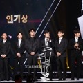 EXO Saat Raih Piala Popularity Award