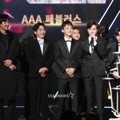 EXO Saat Raih Piala AAA Fabulous Award