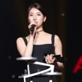 Suzy Tampil Cantik Saat Raih Piala AAA Asia Star Award