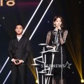 D.O. EXO dan Yoona SNSD Raih Piala Popularity Award