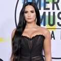 Demi Lovato kenakan gaun rancangan Ester Abner