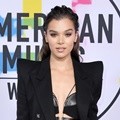 Hailee Steinfeld tampil dengan gaya androgini