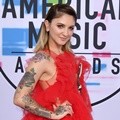 Penampilan Julia Michaels di American Music Awards 2017 dinilai buruk
