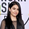 Penampilan Alessia Cara dinilai terlalu kasual untuk rad carpet AMAs 2017