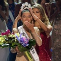 Demi-Leigh Nel-Peters mendapat mahkota langsung dari Iris Mittenaere, Miss Universe 2016.