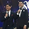 Rezky Aditya dan Dude Harlino saling adu ganteng dalam SCTV Awards. Siapa lebih ganteng?