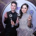 Bersama Verrell Bramasta, Natasha Wilona memamerkan piala Aktor dan Aktris Utama Paling Ngetop.