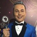 Tak pulang dengan tangan kosong, Andhika Pratama sukses membawa piala Presenter Paling Ngetop.