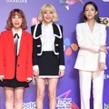 Dua personel Bolbbalgan4 serta Heize ikut meramaikan red carpet MAMA 2017 Hong Kong.