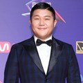 Komedian Jo Se Ho tersenyum ceria di red carpet MAMA 2017 Hong Kong.