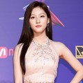 Gaya cantik Kim Sae Ron dengan gaun berwarna nude di red carpet MAMA 2017 Hong Kong.