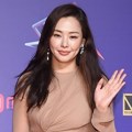 Honey Lee di red carpet MAMA 2017 Hong Kong.